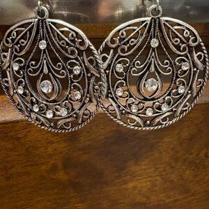 Elegant intricate design dangling costume earrings